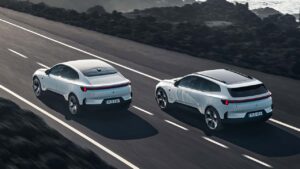 To Polestar-modeller kører på en vej langs kysten