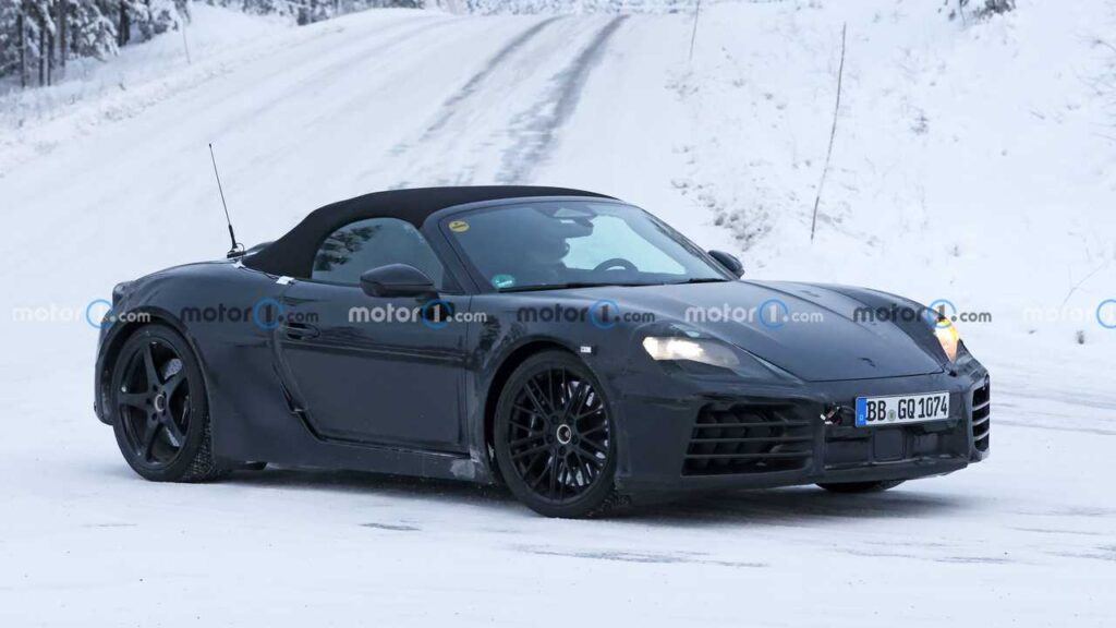 Sort cabriolet testkørsel i sne