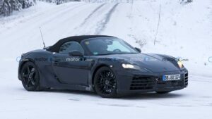 Sort cabriolet testkørsel i sne