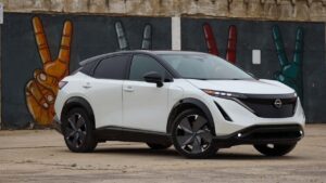 Nissan Ariya parkeret foran grafittivæg