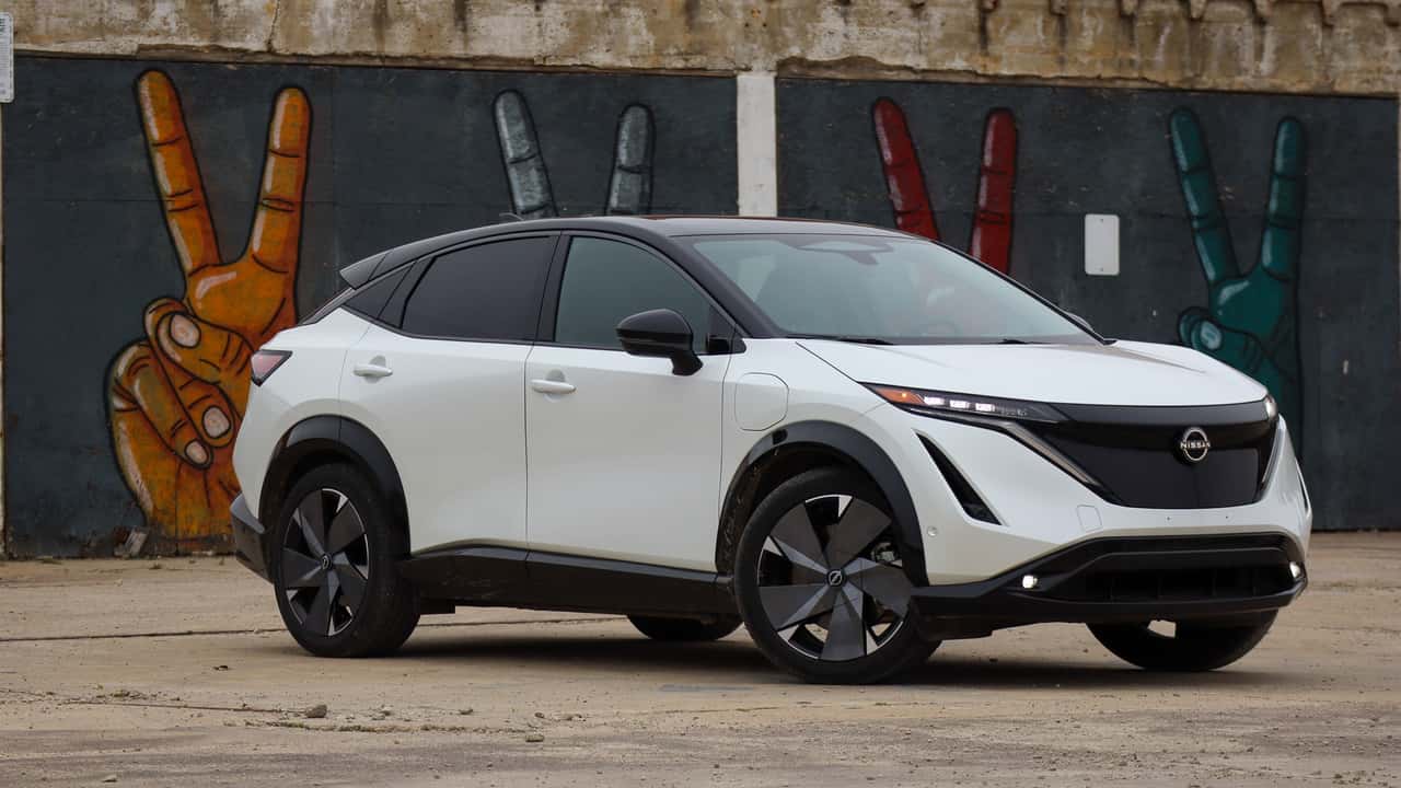 Nissan Ariya parkeret foran grafittivæg