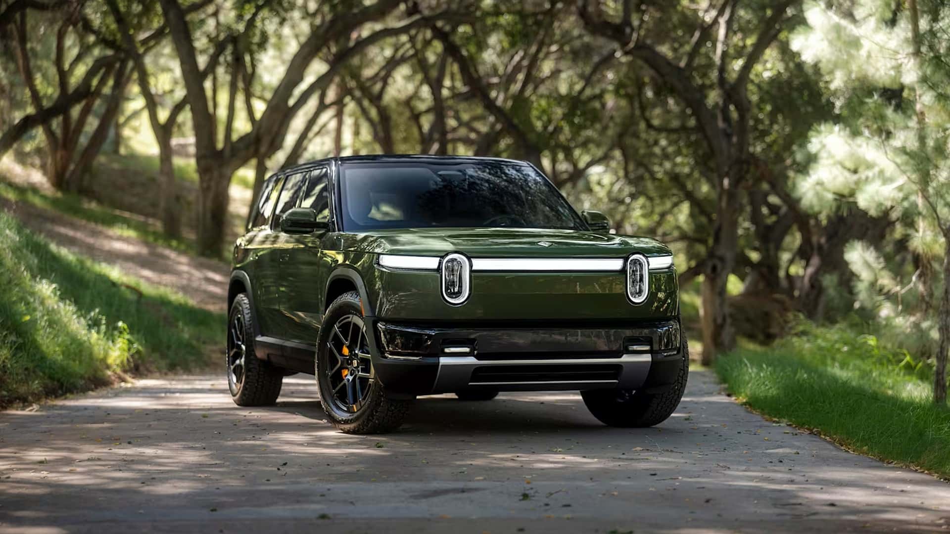 Rivian R1S parket på skovvej