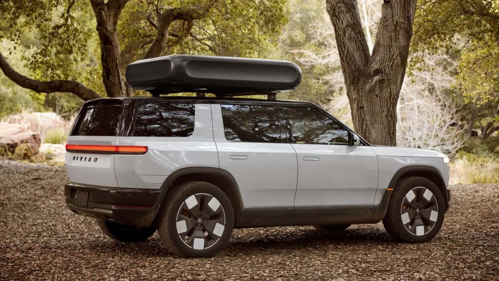 Rivian SUV parkeret i en skov