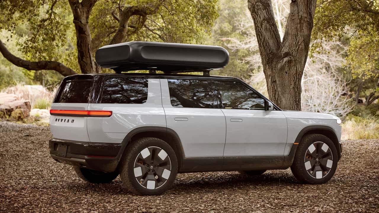 Rivian SUV parkeret i en skov