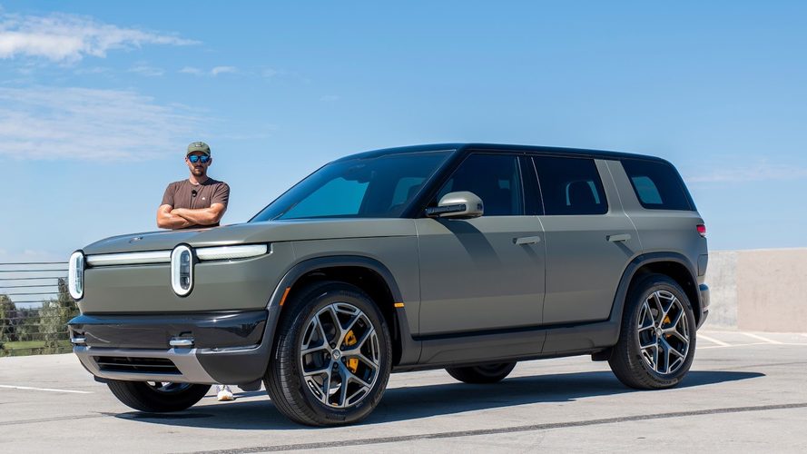 Rivian R1S SUV parkeret med person ved siden af