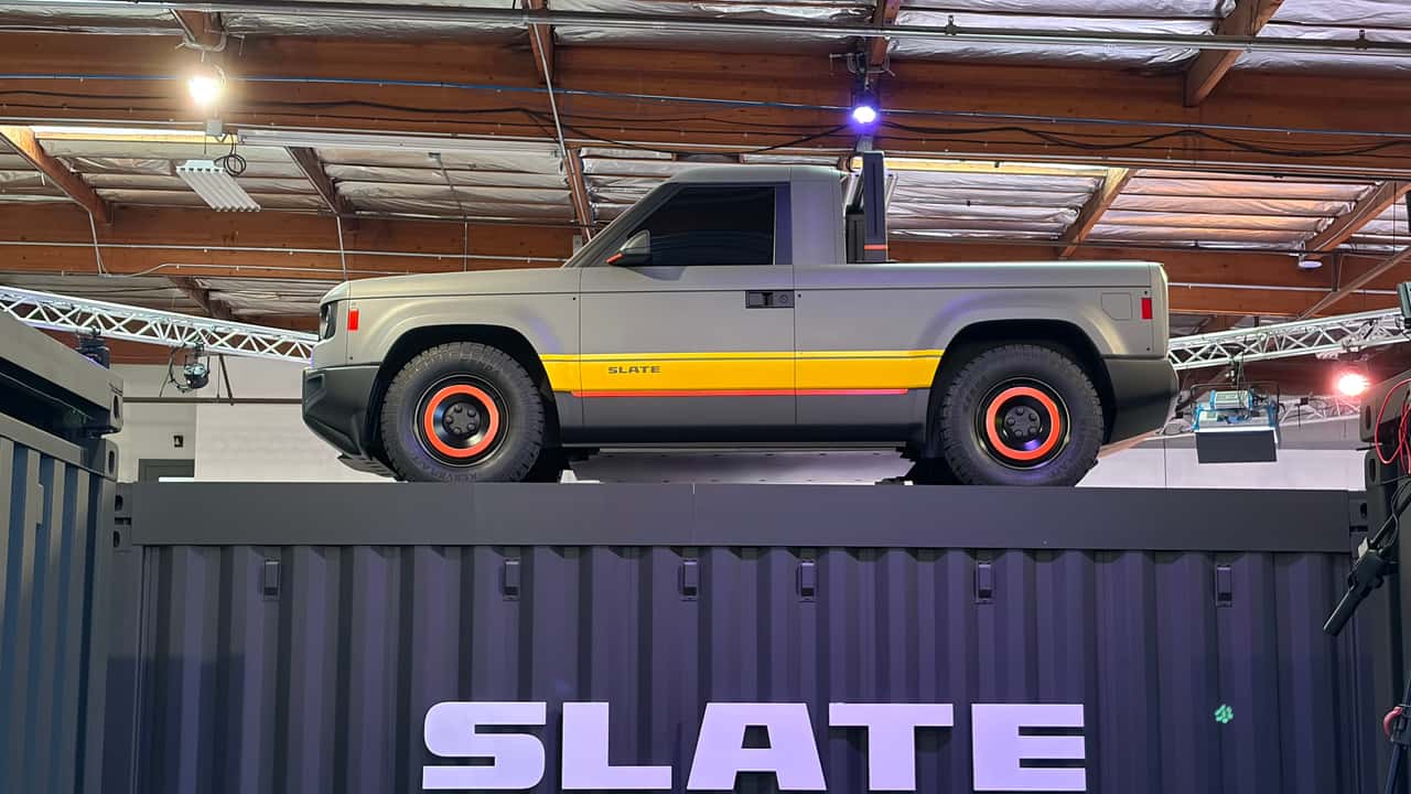 SLATE elektrisk pickup udstillet indendørs