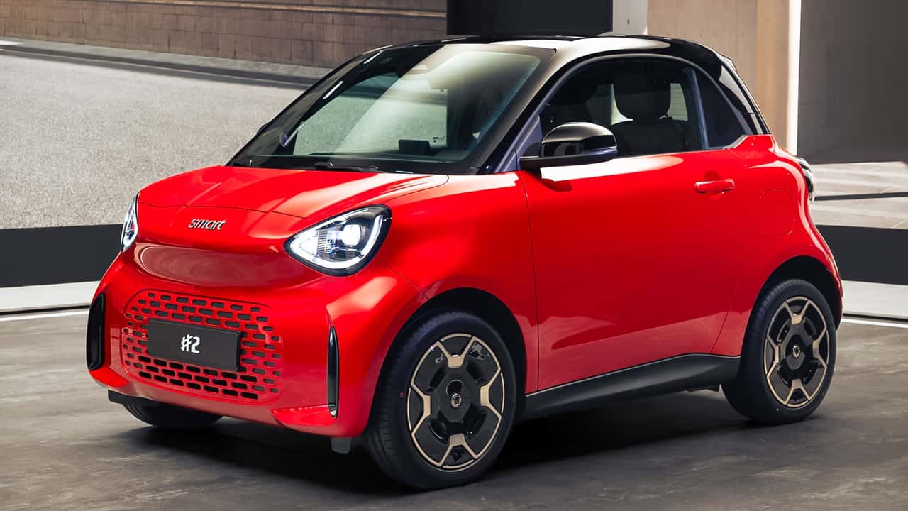 Rød Smart #2 elbil i showroom