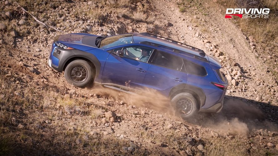 Blå elektrisk SUV kører off-road op ad en bakke