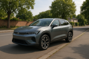 Kompakt elektrisk SUV parkeret på en gade