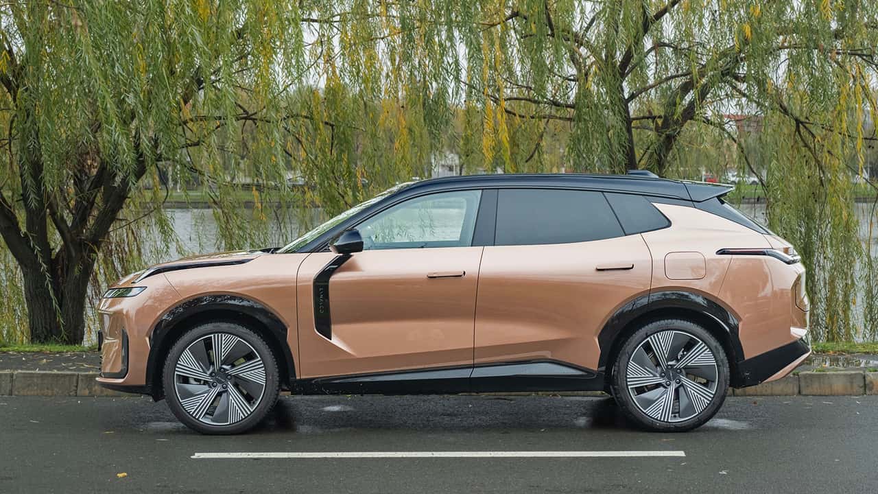 Elektrisk SUV fra NIO parkeret foran et træ