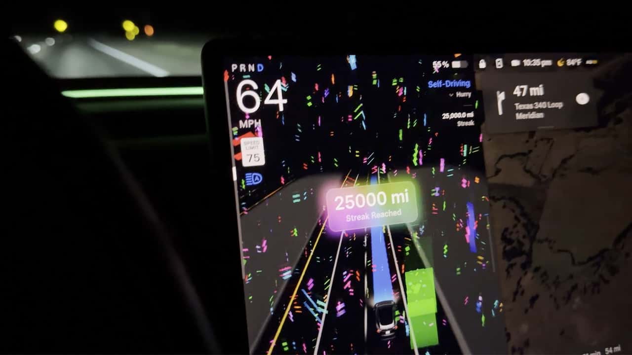 Tesla skærm viser 25000 miles præstation om natten