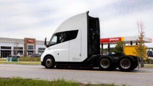 Tesla Semi parkeret ved tankstation