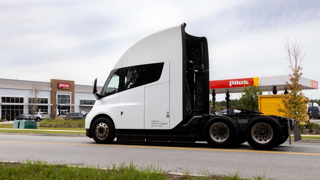 Tesla Semi parkeret ved tankstation