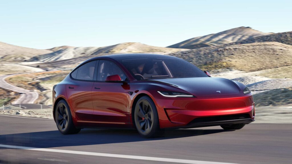 Tesla Model S kører på bjergvej