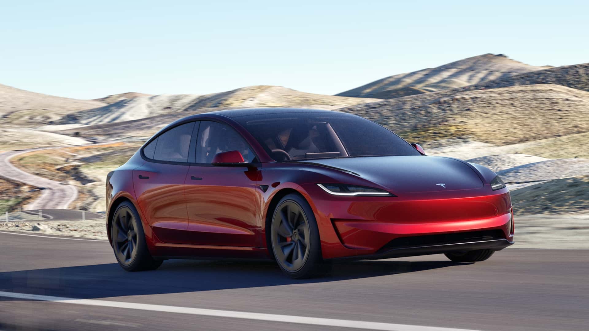 Tesla Model S kører på bjergvej