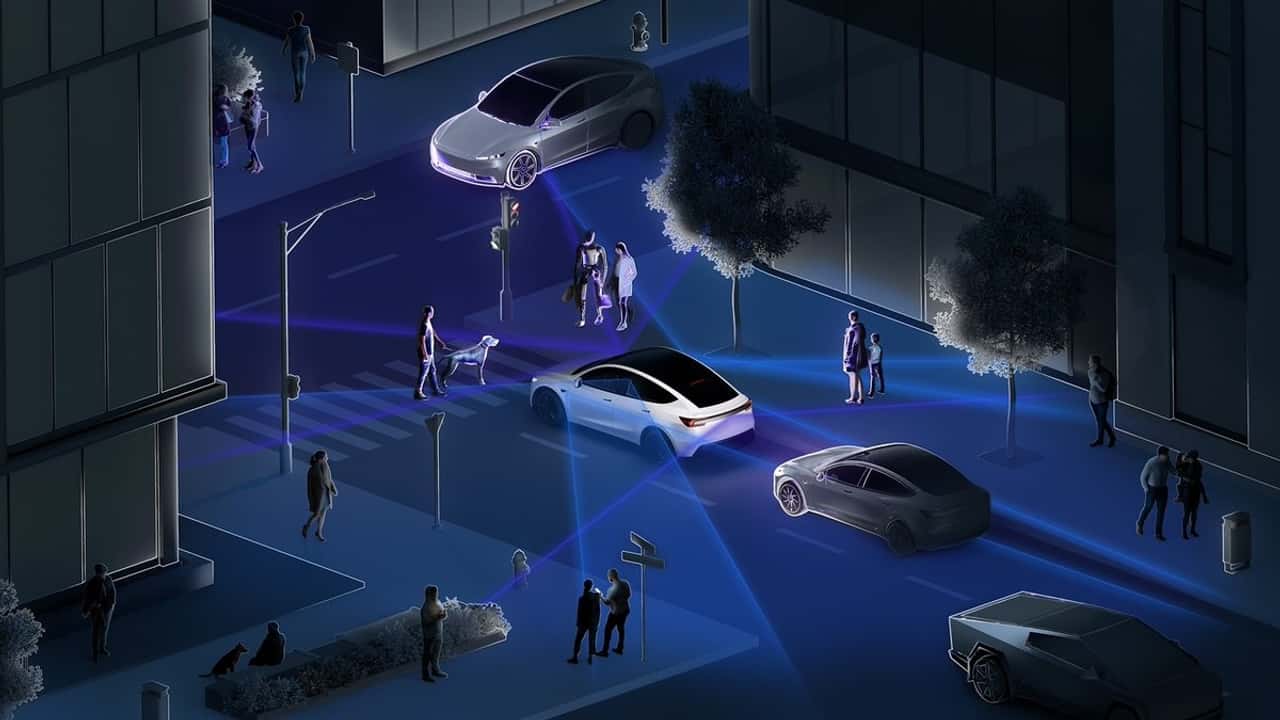 Tesla køretøjer i bymiljø med fodgængere om aftenen