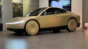 Futuristisk elektrisk konceptbil i showroom