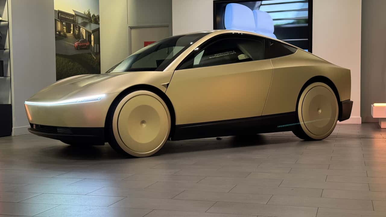 Futuristisk elektrisk konceptbil i showroom