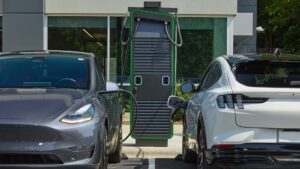 Tesla Model Y og Ford Mustang Mach-E oplader