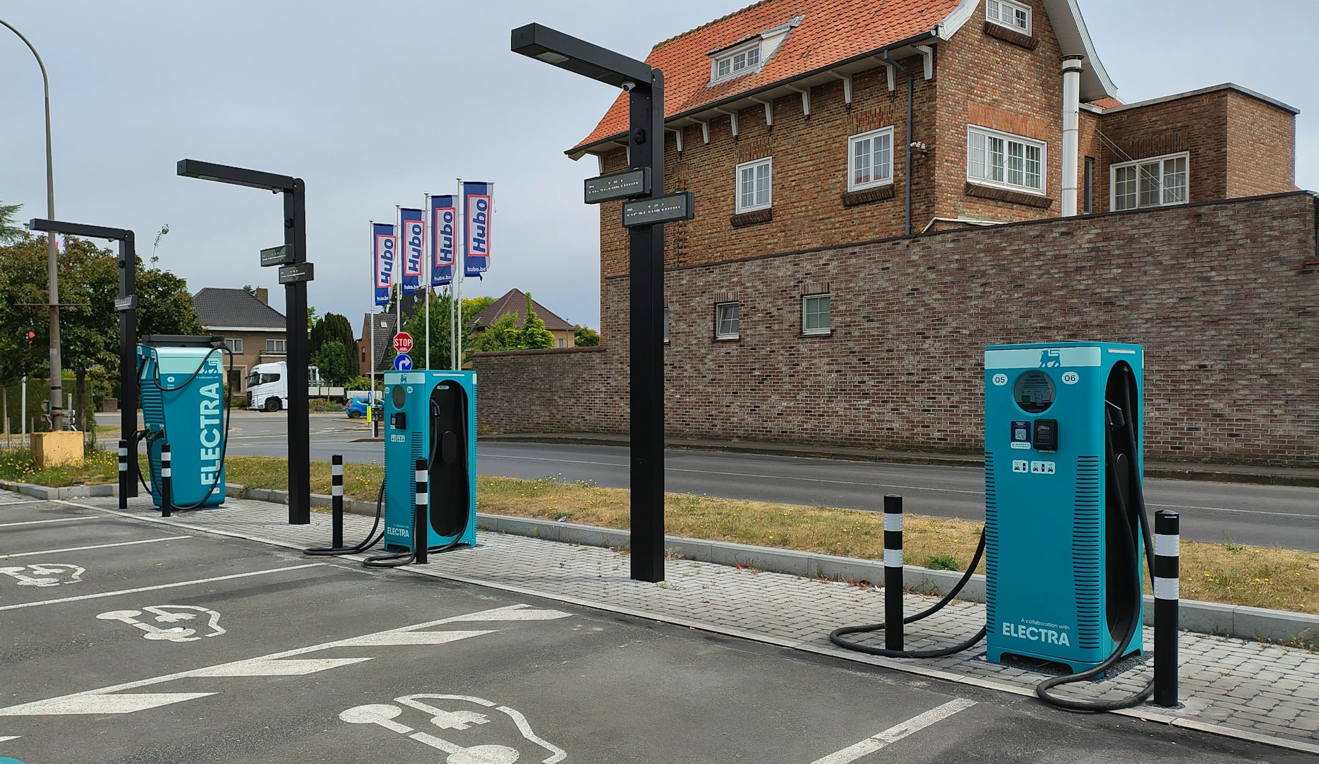 Elbil-ladestandere fra Electra med lynladere på en parkeringsplads i Belgien