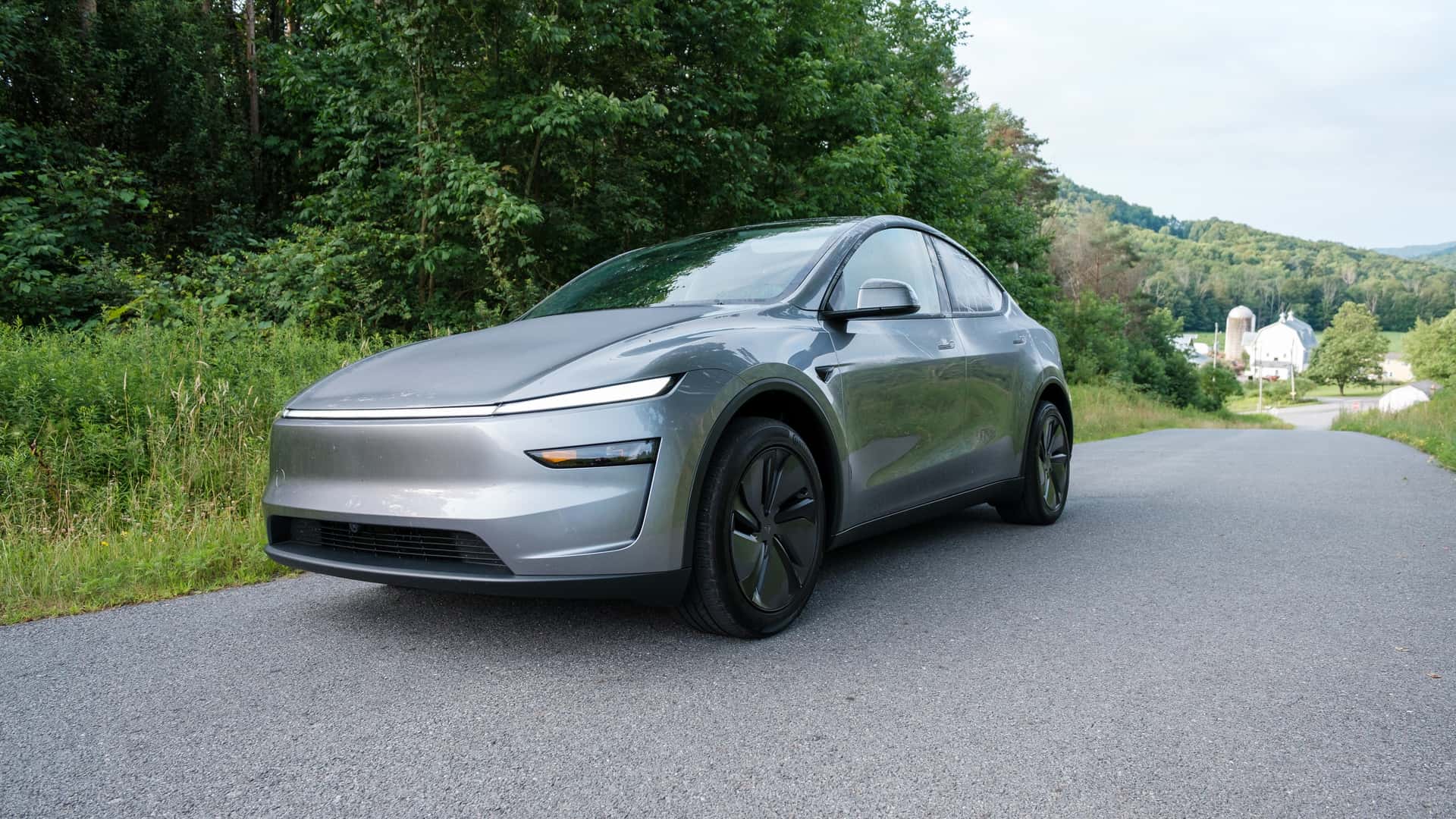 Sølv elektrisk SUV parkeret på landevej