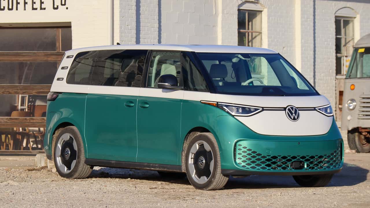 Volkswagen ID. Buzz parkeret foran bygning
