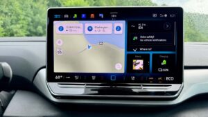 Navigationsdisplay i elektrisk bil med rutevejledning