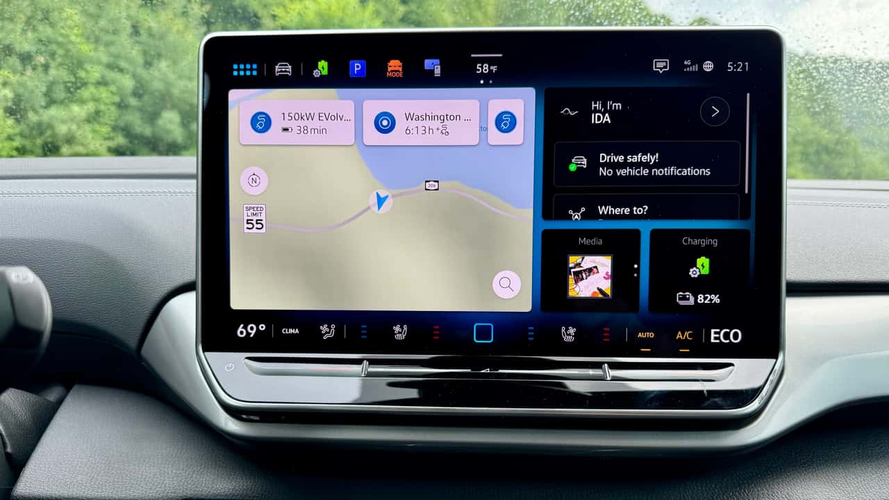 Navigationsdisplay i elektrisk bil med rutevejledning