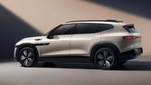 Leapmotor elektrisk SUV i udstillingslokale