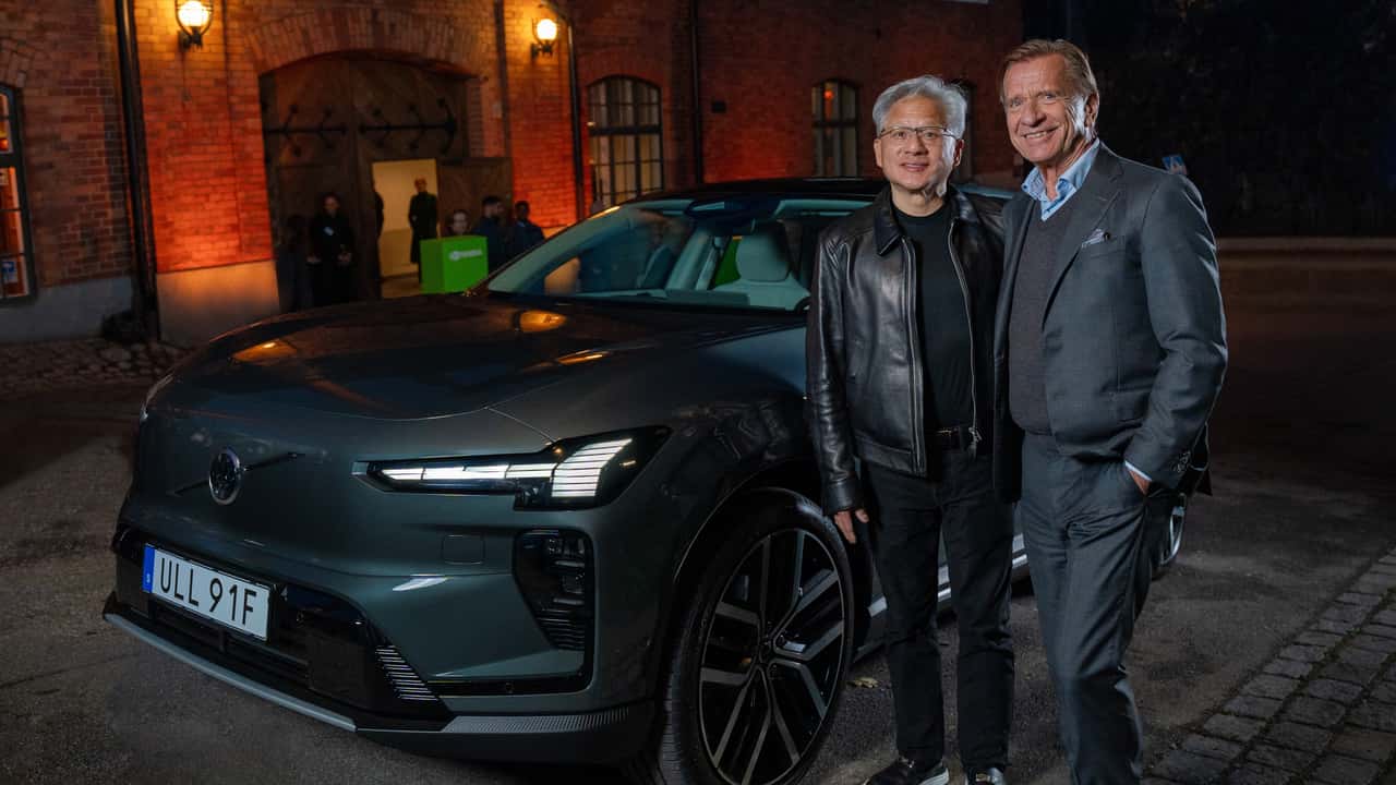 Volvo SUV udstillet foran murstensbygning