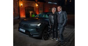 Volvo elbil pareret foran murstensbygning