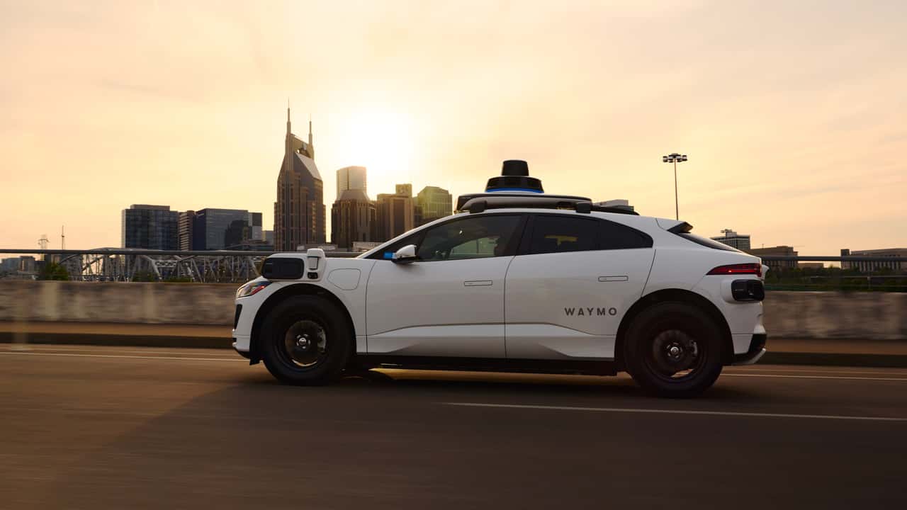 Waymo elektrisk SUV kører i bymiljø