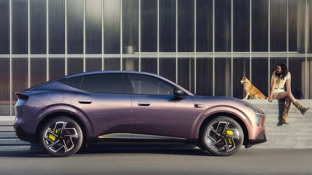 Elektrisk crossover ved moderne facade